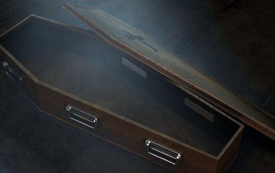 Caixão cai na rua após carro funerário se envolver em acidente; veja o vídeo