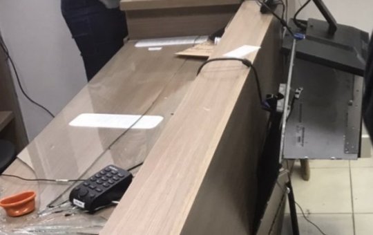 Homem acusa clínica de implantar chip no dente da esposa e destrói o local