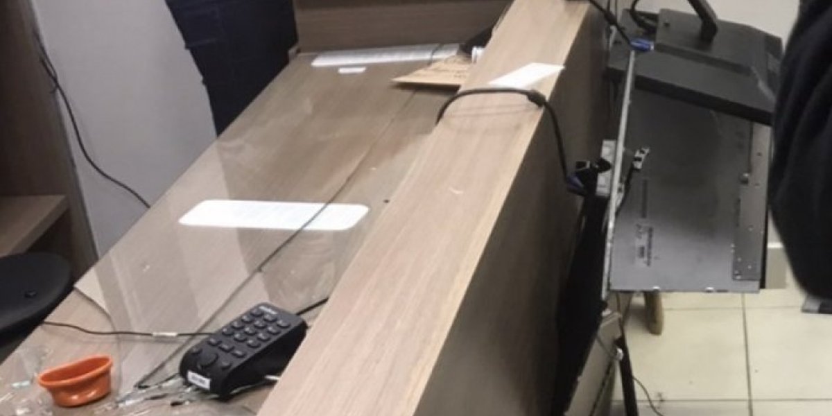 Homem acusa clínica de implantar chip no dente da esposa e destrói o local