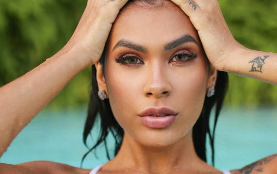 Cantora Pocah faz vídeo ensinando a "mexer os peitos"