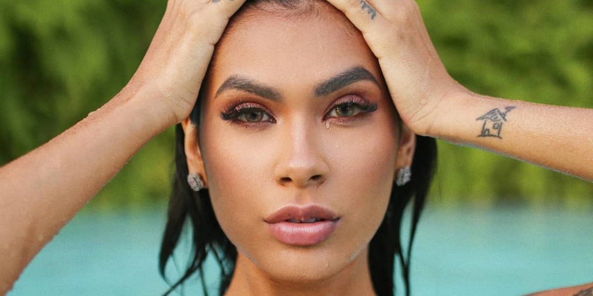 Cantora Pocah faz vídeo ensinando a "mexer os peitos"