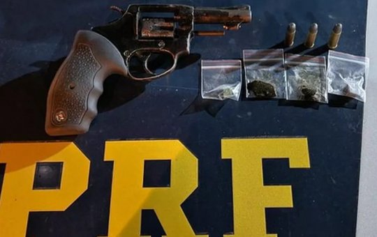 Mulher é presa com arma e drogas em Feira de Santana, na Bahia