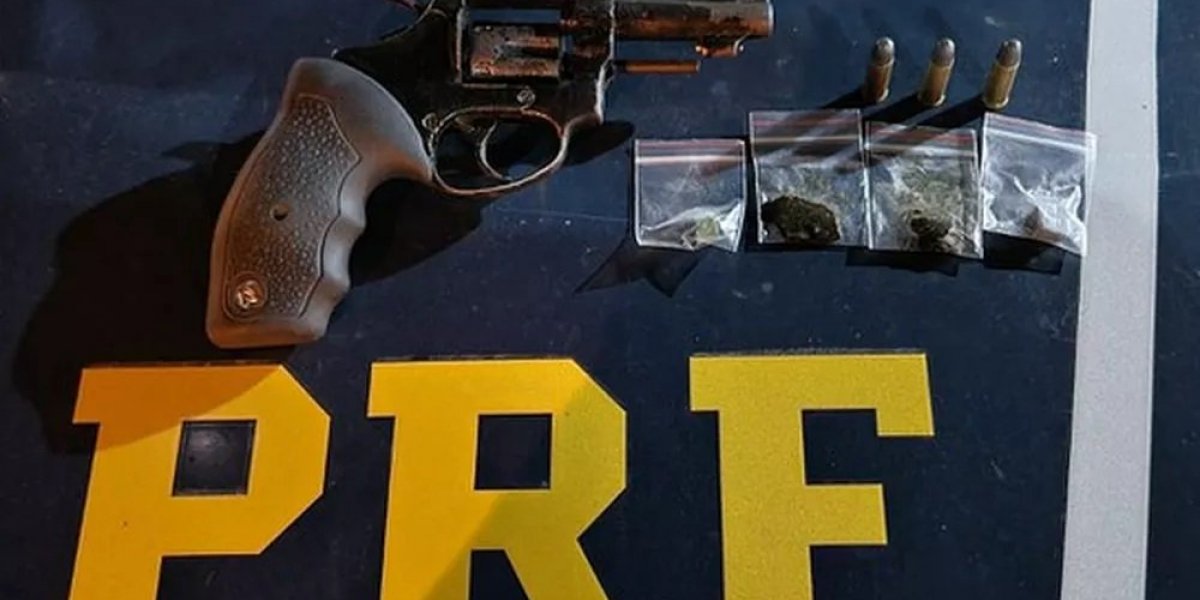 Mulher é presa com arma e drogas em Feira de Santana, na Bahia