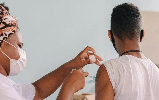 Pontos de vacinação contra Covid-19 registram movimento intenso em Salvador