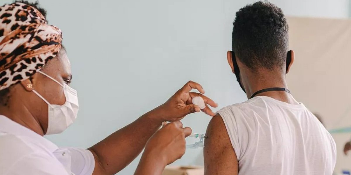 Pontos de vacinação contra Covid-19 registram movimento intenso em Salvador