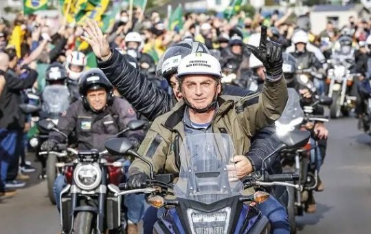 Vídeo: Bolsonaro participa de motociata com apoiadores nos Estados Unidos