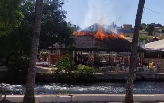 Barraca fica em chamas após ser atingida por rojão, no oeste da Bahia