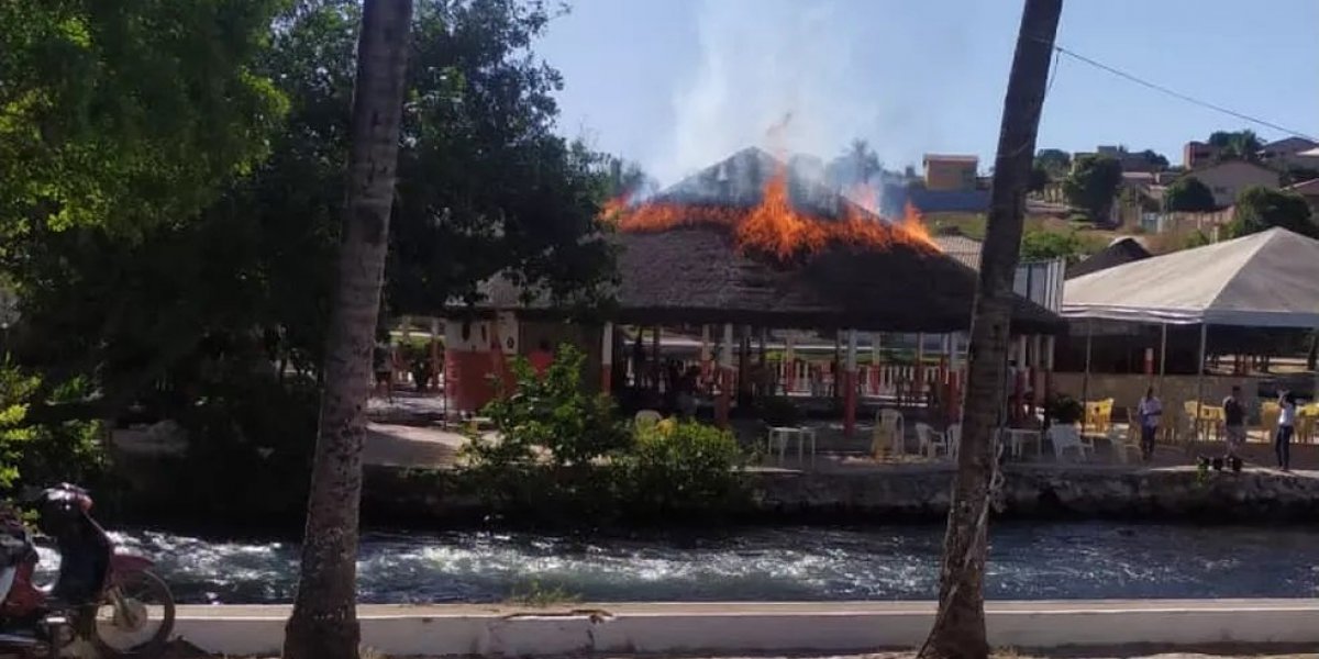 Barraca fica em chamas após ser atingida por rojão, no oeste da Bahia