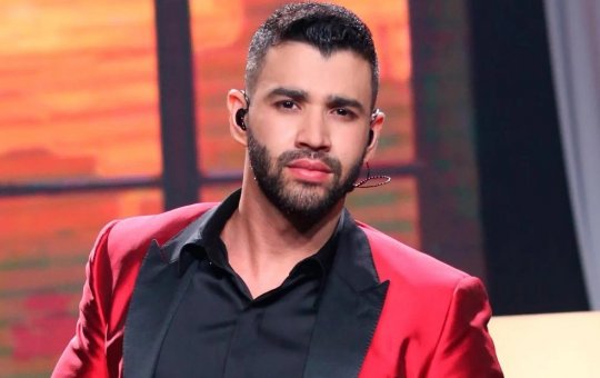 Fã sobe no palco e agarra Gusttavo Lima por trás durante show; confira