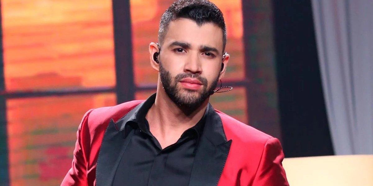Fã sobe no palco e agarra Gusttavo Lima por trás durante show; confira