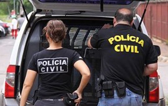 Pai é preso por assassinar sua própria filha e enterrar o corpo da jovem em casa