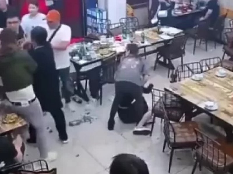 Homens são presos após espancarem mulheres em restaurante na China