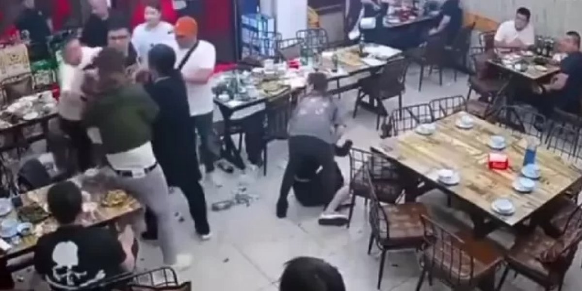 Homens são presos após espancarem mulheres em restaurante na China