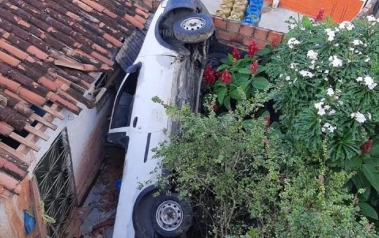 Salvador: Carro cai em fundo de imóvel após motorista perder o controle