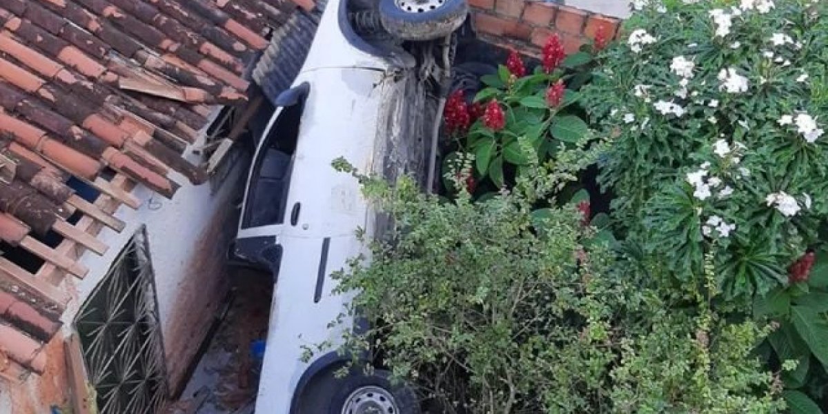 Salvador: Carro cai em fundo de imóvel após motorista perder o controle