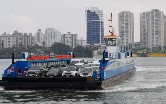 Estrutura flutuante de balsa é engolida pelo mar em São Paulo