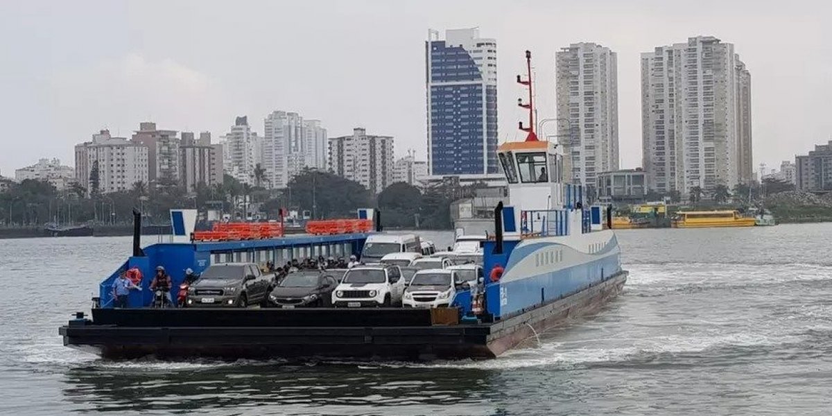 Estrutura flutuante de balsa é engolida pelo mar em São Paulo