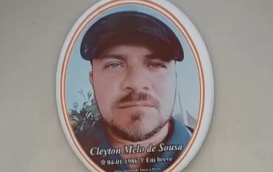 Homem constrói o próprio jazigo e coloca mensagem sobre morte: "em breve"