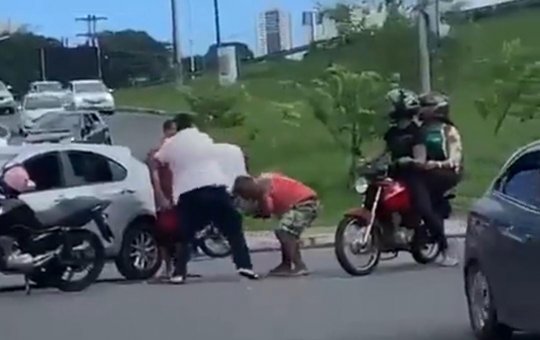 Motoristas trocam socos na Av. Luís Eduardo Magalhães, em Salvador