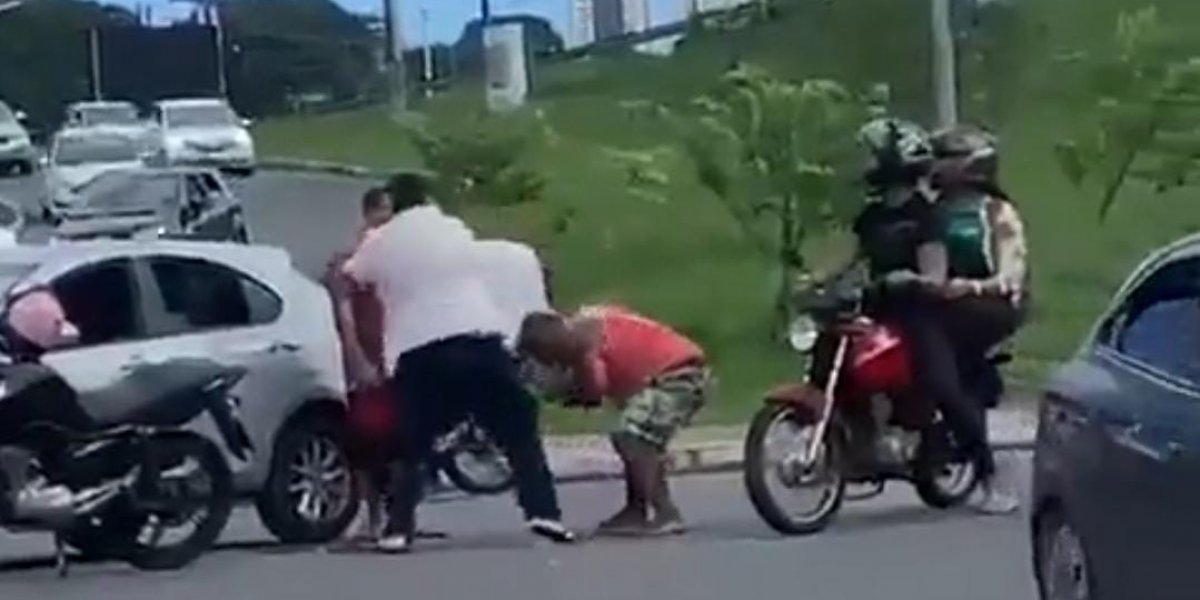 Motoristas trocam socos na Av. Luís Eduardo Magalhães, em Salvador