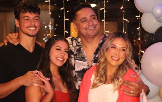 Xanddy comemora aniversário de 43 anos ao lado da família no Rio de Janeiro
