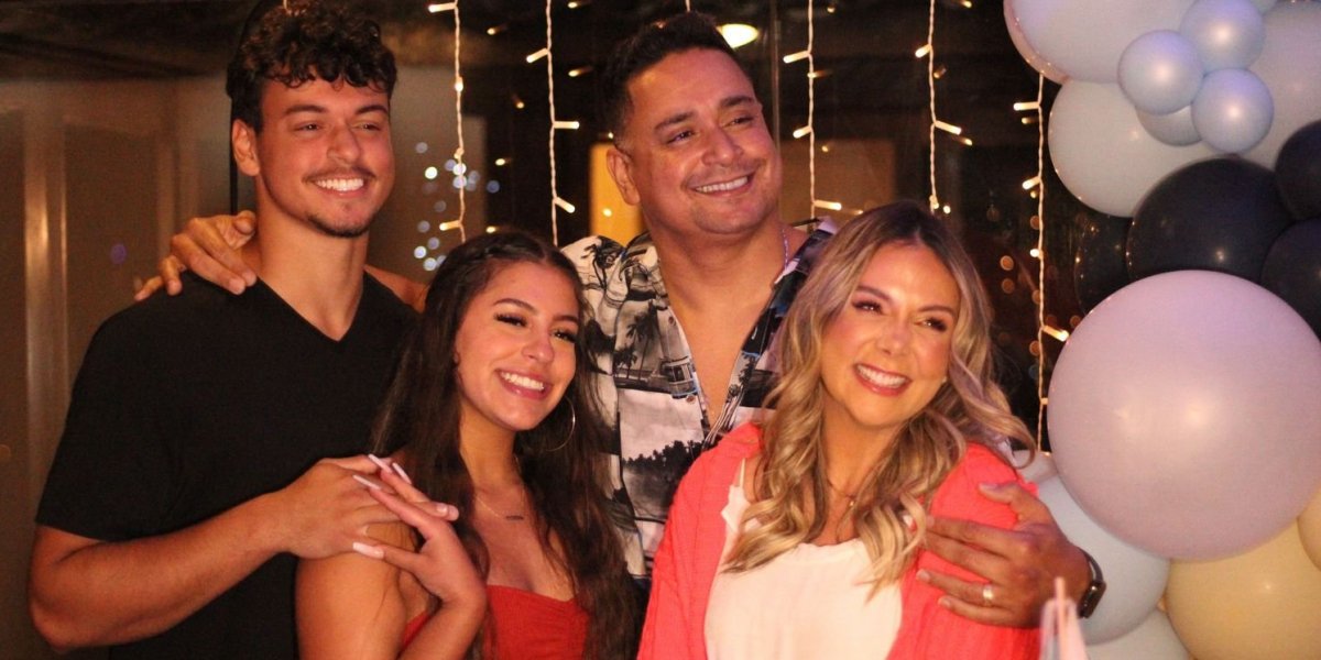 Xanddy comemora aniversário de 43 anos ao lado da família no Rio de Janeiro