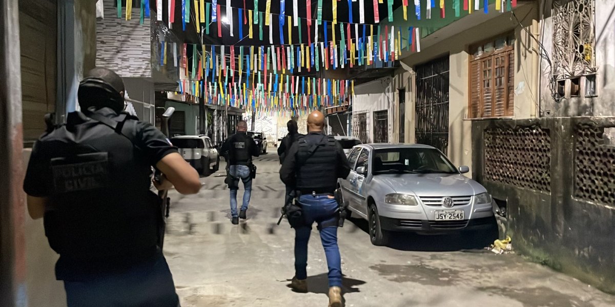 Polícia deflagra a operação contra envolvidos em homicídios