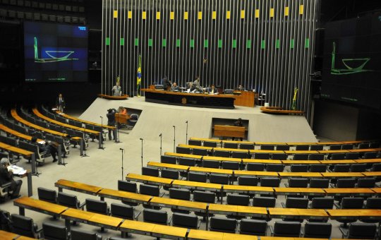 Deputado quer obrigar prefeituras a divulgar cachês de artistas ao MPF; entenda