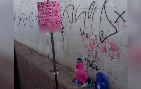 Mãe amarra filha em placa de sinalização no Distrito Federal