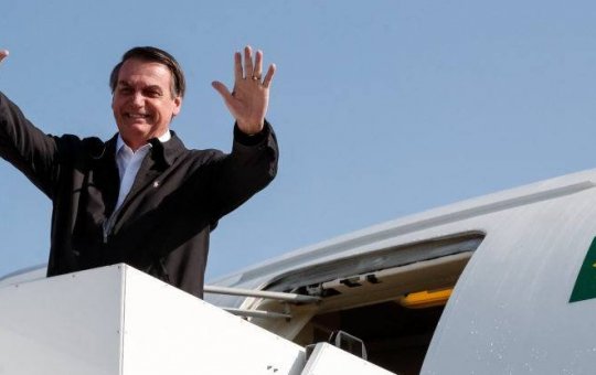 Jair Bolsonaro veta retorno do despacho gratuito de bagagem em voos