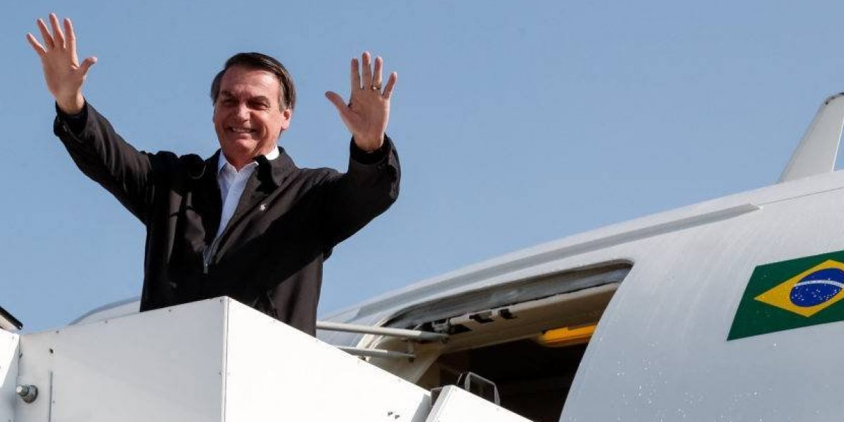 Jair Bolsonaro veta retorno do despacho gratuito de bagagem em voos