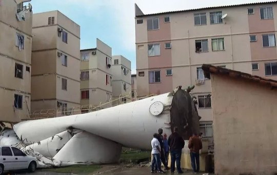 Caixa d‘água tomba sobre prédio na Zona Oeste do Rio de Janeiro