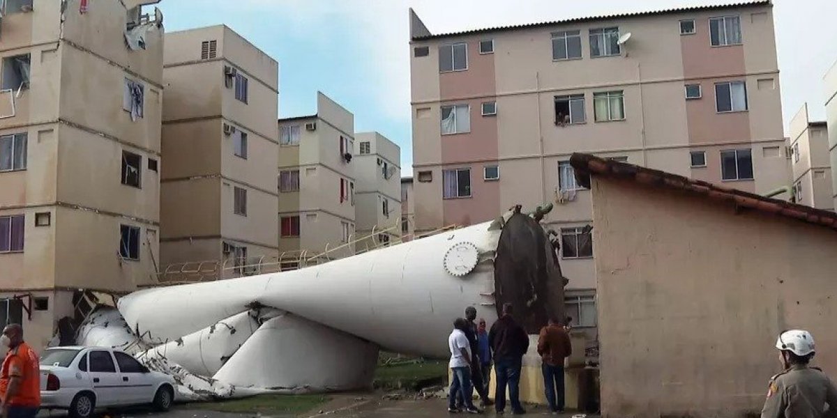 Caixa d‘água tomba sobre prédio na Zona Oeste do Rio de Janeiro
