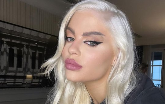 Luísa Sonza é atingida por calçado durante sua performance na Micareta São Paulo