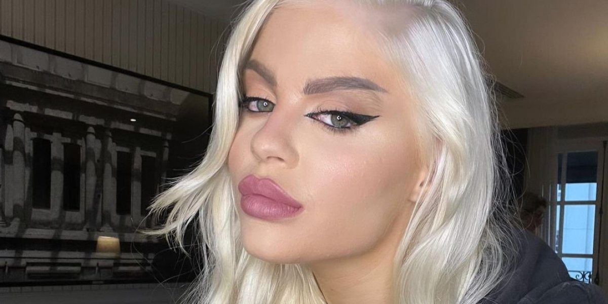 Luísa Sonza é atingida por calçado durante sua performance na Micareta São Paulo