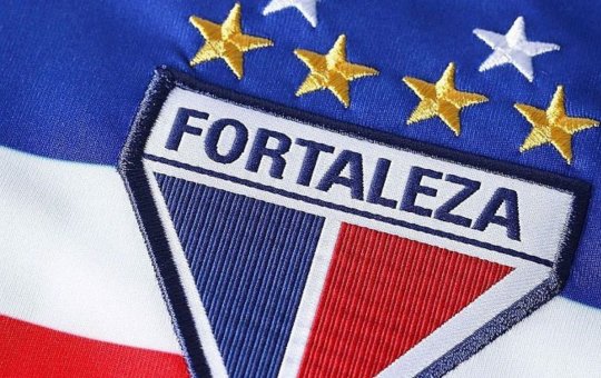 Atacante do time Fortaleza é agredido por torcedores ao sair de aeroporto