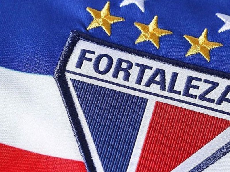 Atacante do time Fortaleza é agredido por torcedores ao sair de aeroporto