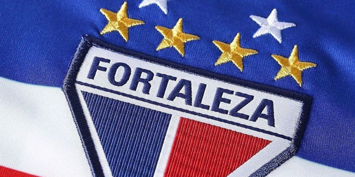 Atacante do time Fortaleza é agredido por torcedores ao sair de aeroporto