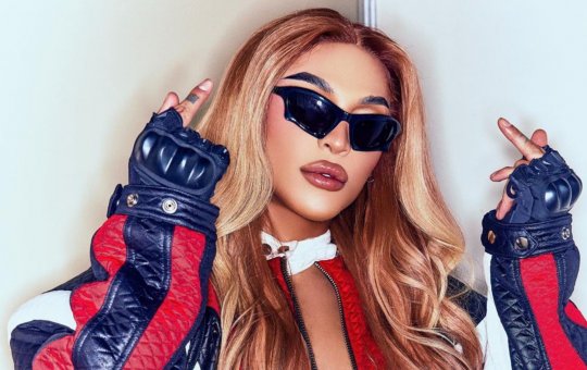 Pabllo Vittar é atingida por copo na Parada LGBTQIA+ em São Paulo