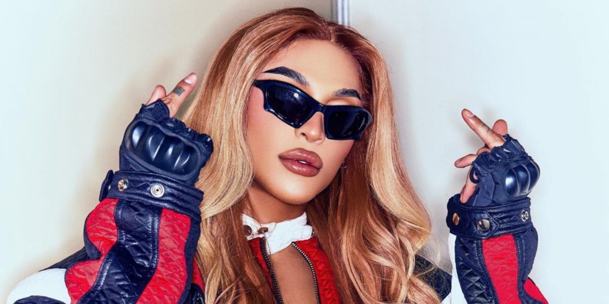 Pabllo Vittar é atingida por copo na Parada LGBTQIA+ em São Paulo