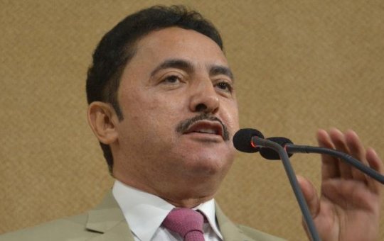 "Mudar de partido pra não mudar de lado", diz Roberto Carlos sobre saída do PDT