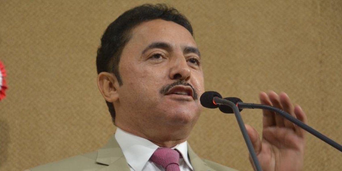 "Mudar de partido pra não mudar de lado", diz Roberto Carlos sobre saída do PDT