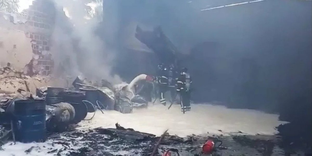Galpão de empresa é atingido por incêndio em Simões Filho
