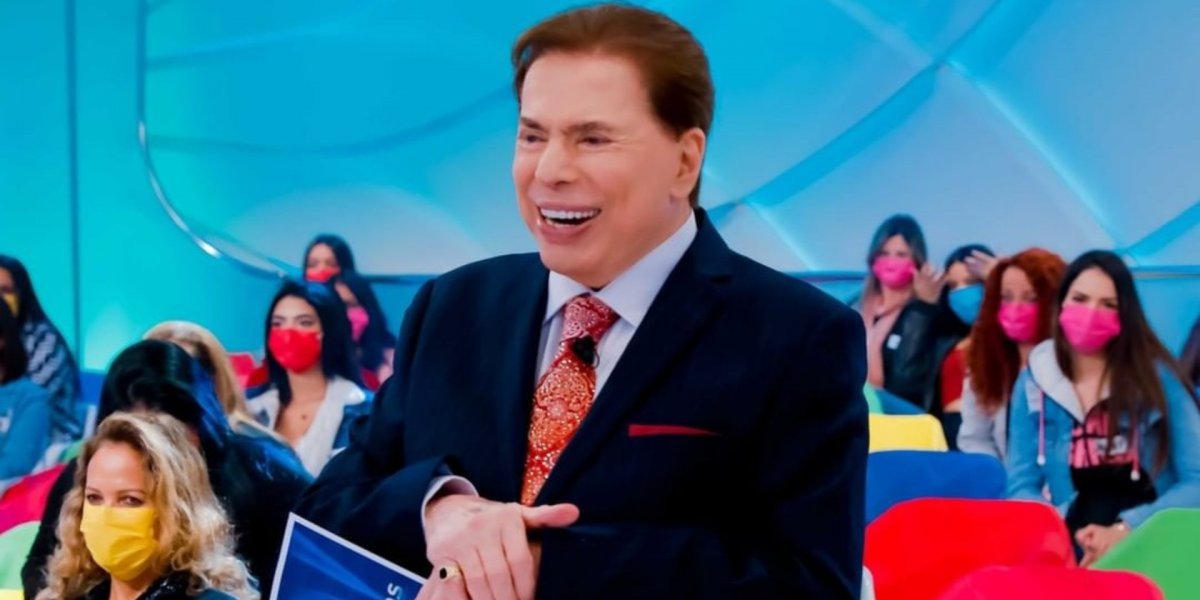 Calça de Silvio Santos cai e apresentador fica só de cueca no palco
