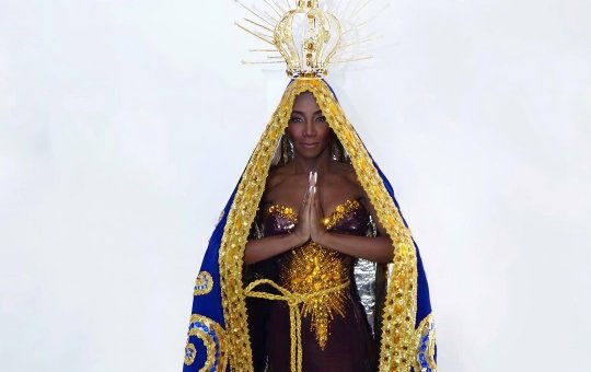 Modelo trans brasileira se veste de Nossa Senhora Aparecida para concurso