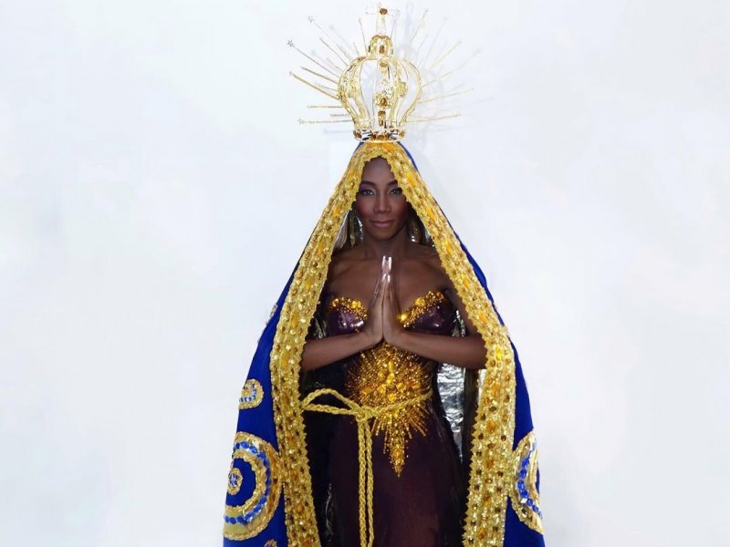 Modelo trans brasileira se veste de Nossa Senhora Aparecida para concurso