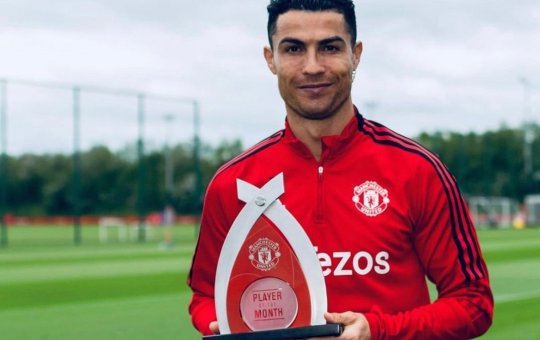 Cristiano Ronaldo dança "desenrola, bate, joga de ladinho" e vídeo viraliza