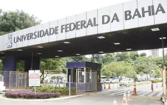 Homem aparece somente de toalha em evento virtual da UFBA