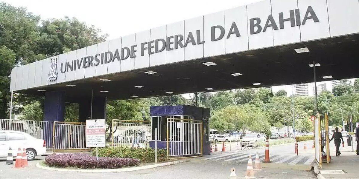 Homem aparece somente de toalha em evento virtual da UFBA