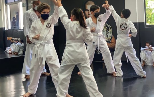 Artes maciais atraem crianças para a prática esportiva durante as férias